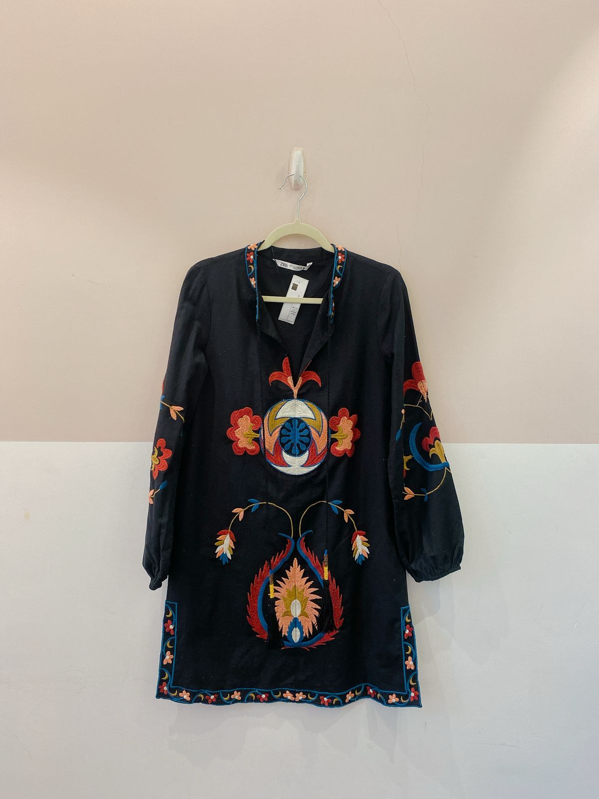 Vestido curto preto bordado Zara P